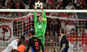 Thủ môn Barca nhận lỗi khiến đồng đội chịu thẻ đỏ