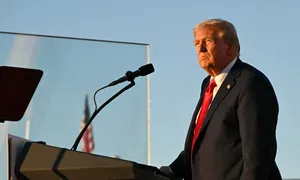 Ông Trump 'muốn được dùng máy bay quân sự'