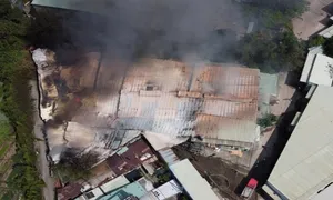 Cháy xưởng gỗ 1.000 m2 trong khu dân cư ở TP HCM